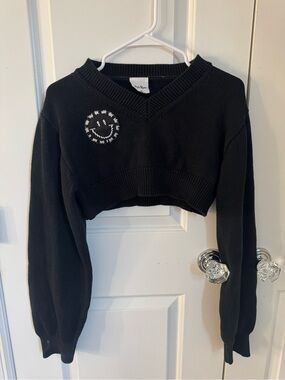 Black Cropped V-Neck Sweater with Smiley Patch